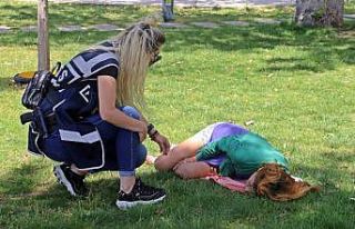 (Özel) Polis sahilde derin uykuya dalan kadını...