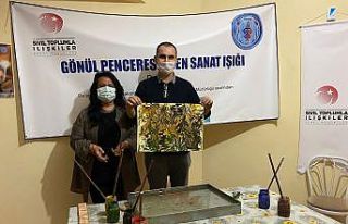 (Özel) Renkleri görmeden ’Ebru’ yapıyorlar