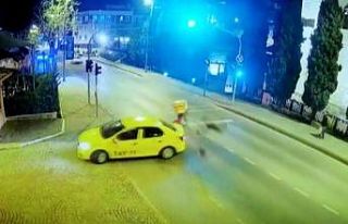 (Özel) Taksiye çarpan motosikletli havada takla...