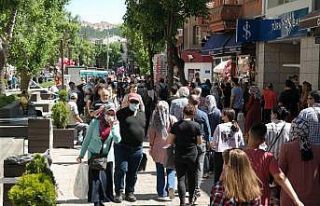 Pandemi yokmuşçasına çarşıya akın ettiler