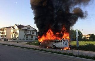 Park halinde yanan midibüs 10 dakika içinde küle...