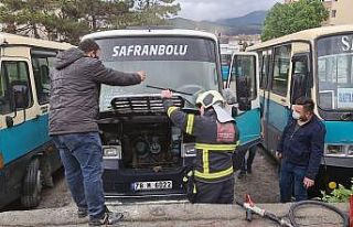 Park halindeki minibüsün alev topuna dönmesini...