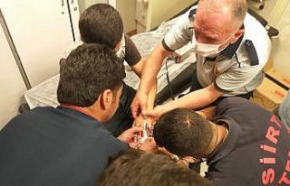 Parmağı somun anahtarına sıkışan çocuğun imdadına...