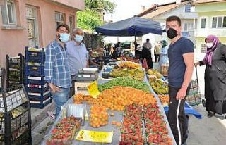 Pazarcı esnafı tezgahlarını açtı