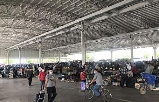 Pazarcılar tezgahları mesafeli açtı