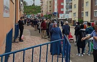 Pazarda yoğunluk yaşanınca vatandaşlar içeri...