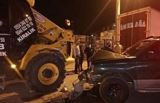 Pikap park halindeki iş makinesine çarptı: 2’si...