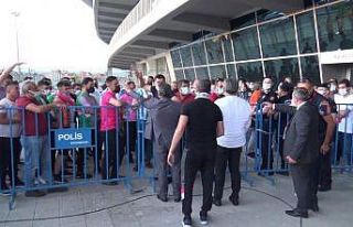 Play-off finalindeki bilet sıkıntısı sosyal mesafeyi...