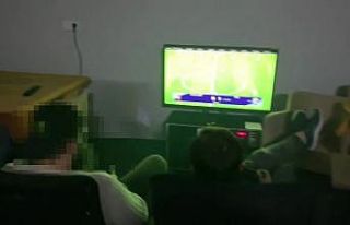 Polis baskınına rağmen rahatlarını bozup oyunu...