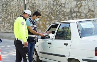 Polis ekipleri sürücülere şeker ikram etti