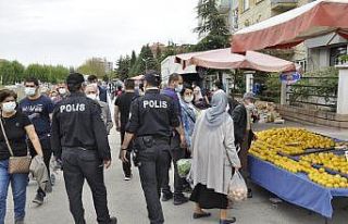 Polis ekiplerinden semt pazarında denetim