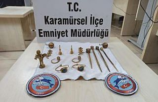 Polis ekiplerinin şüphelendiği araçtan 15 adet...