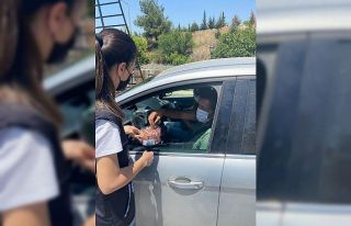 Polis hem şeker verdi hem uyardı