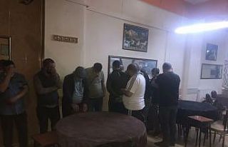 Polis içerde kumar oynayanları iş yerinin arka...