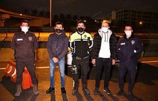Polis, iftar saatinde yaptığı bu hareketiyle yürekleri...