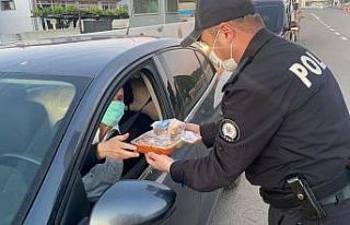 Polis iftara yetişemeyenlerle kumanyasını paylaştı