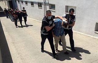 Polis, liderinin öğretmen olduğu silah kaçakçılığı...