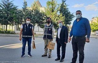 Polis memurlarına hediye