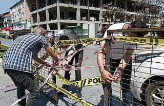 Polis şeritleri kopartılınca yerine demir bariyerler...