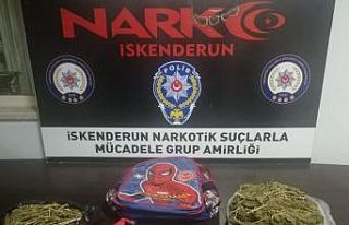 Polisi fark eden şahsın attığı okul çantasından...