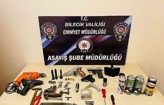 Polisten kaçan şahsın üzerinden ve çantasından...