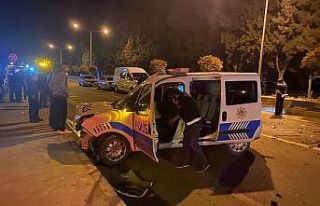 Polisten kaçan sürücü kurulan barikattaki araçlara...