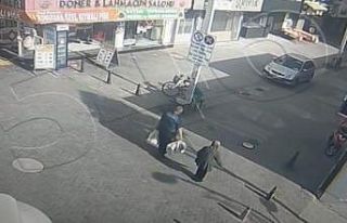 Poşetlerini taşımakta zorlanan yaşlı kadının...