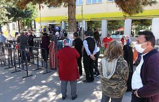 PTT önünde uzayan kuyrukta sosyal mesafe unutuldu