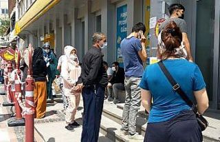 PTT önünde yine aynı manzara