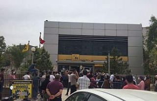 PTT önündeki kuyruklar azalmadı