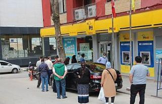 PTT şubesinin önünde kuyruk oluştu