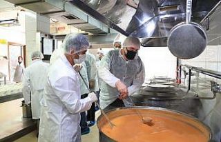 Radyocular yemek kazanlarının başına geçti