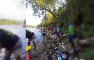 Raftingciler atık toplayıp çevre temizliği yaptı