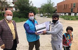 Ramazan kolilerini dağıtmaya devam ediyor