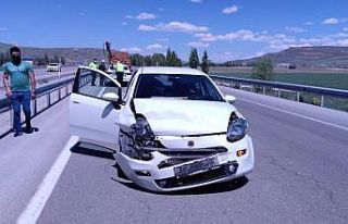 Refüje çarpan otomobil ters şeritte 50 metre sürüklendi