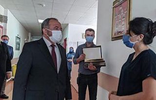 Rektör Çufalı, bayramda hastaları ve personeli...