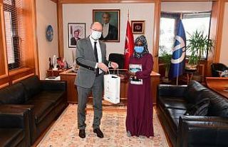 Rektör Erdal yabancı uyruklu öğrencisini tebrik...