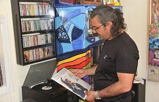 Resim öğretmeni, antika eşyalarla evini nostalji...