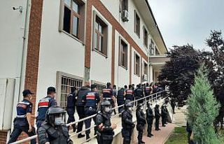 Robocop kıyafetli jandarma ekipleri eşliğinde adliyeye...