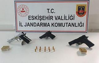 Ruhsatsız silah satmak isterken jandarmaya yakalandılar