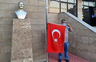 Rüzgarda yere düşen Türk bayrağını dalgalandırmak...