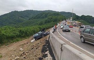 Saç rulo yüklü tır ile otomobil çarpıştı:...