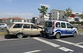 Sahte plakalı araçla kaçan sürücü polis aracına...