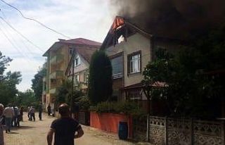 Sakarya’da evin çatısı alev alev yandı