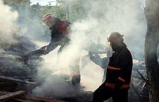 Sakarya’da şehir merkezinde korkutan yangın: 2...