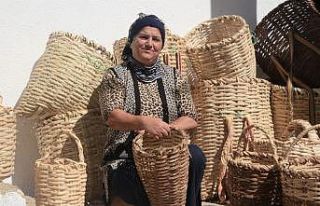 Salgın sürecinde eski usul sepet örüyor
