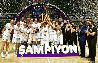Şampiyon periler kupayı hastaneye götürdü