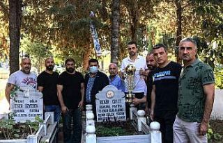 Şampiyonluk kupası Bekir Çınar’ın mezarına...