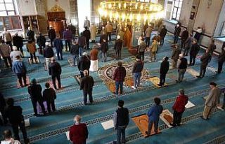 Samsun’da bayram namazı korona virüs tedbirleriyle...