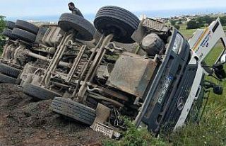 Samsun’da çöken yolda beton mikseri devrildi:...